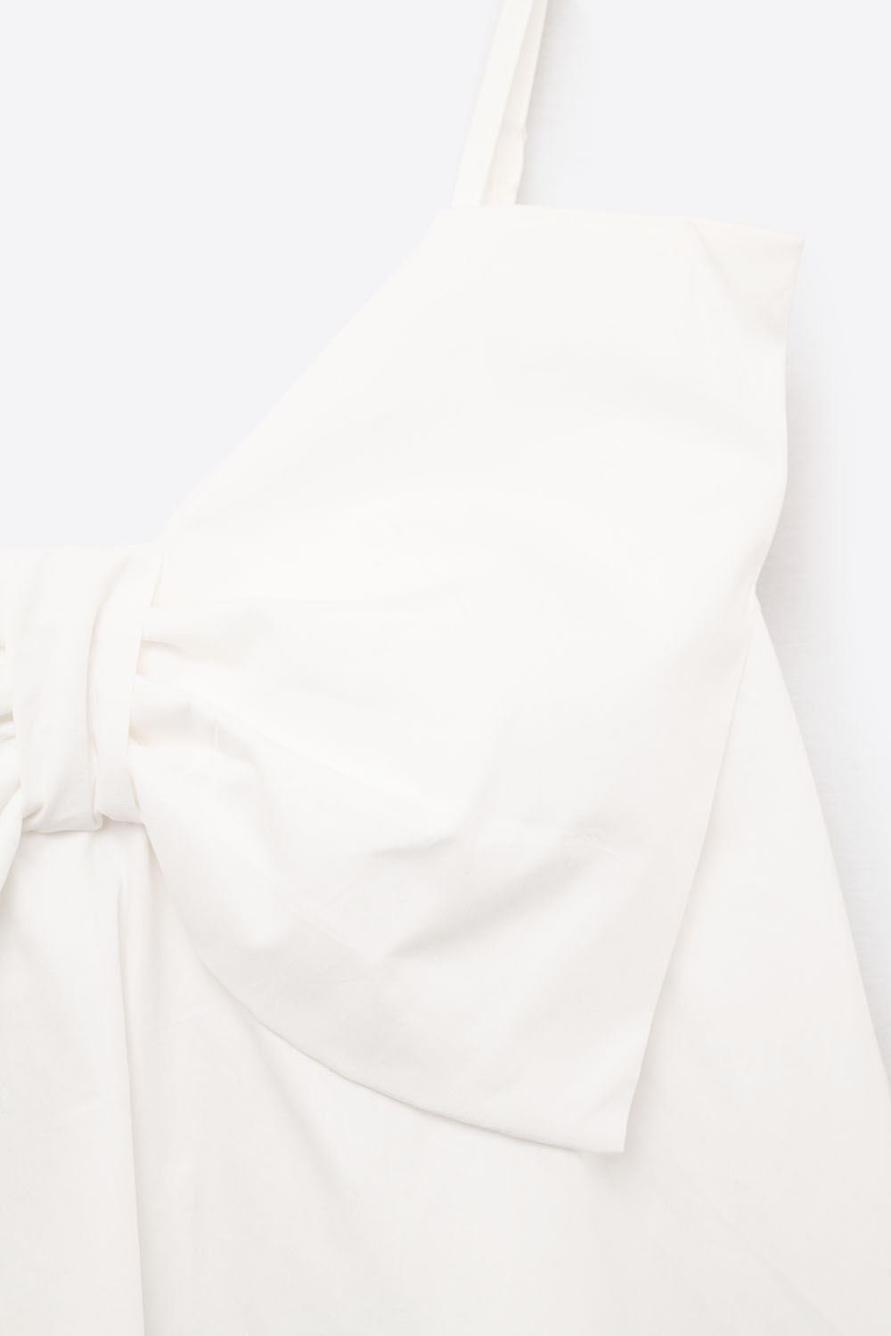 Minivestido de popelín blanco con detalle de gran lazo Minivestido de popelín blanco con detalle de gran lazo
