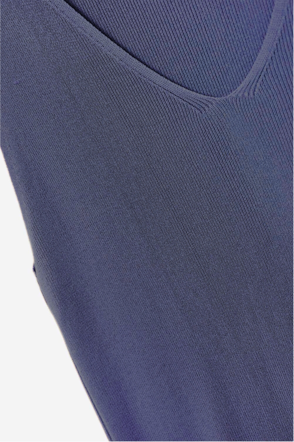 Top sin mangas de punto fino en color azul marino con escote en V