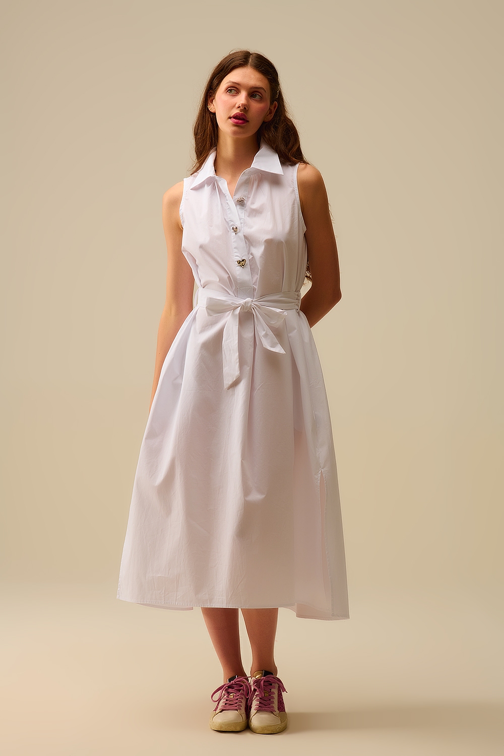 Vestido midi de popelina blanca con botones plateados en forma de coraz&oacute;n