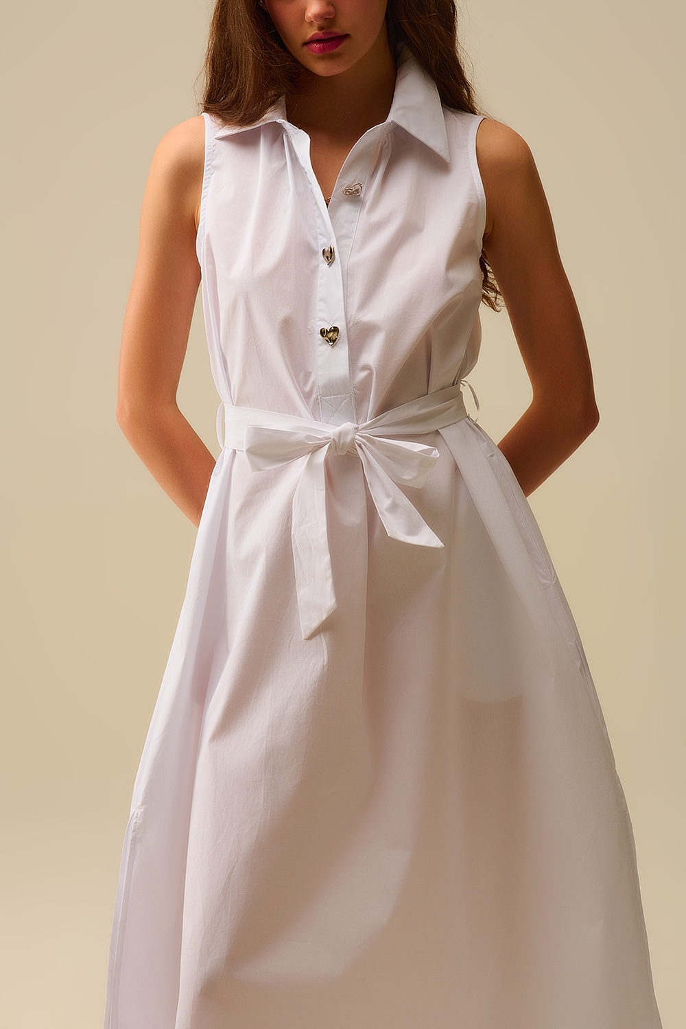 Vestido midi de popelina blanca con botones plateados en forma de coraz&oacute;n