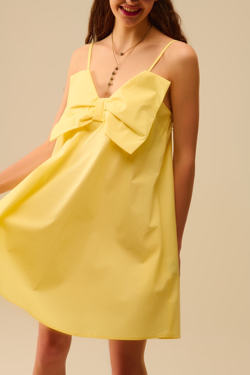 Minivestido de popelín amarillo con detalle de gran lazo Minivestido de popelín amarillo con detalle de gran lazo
