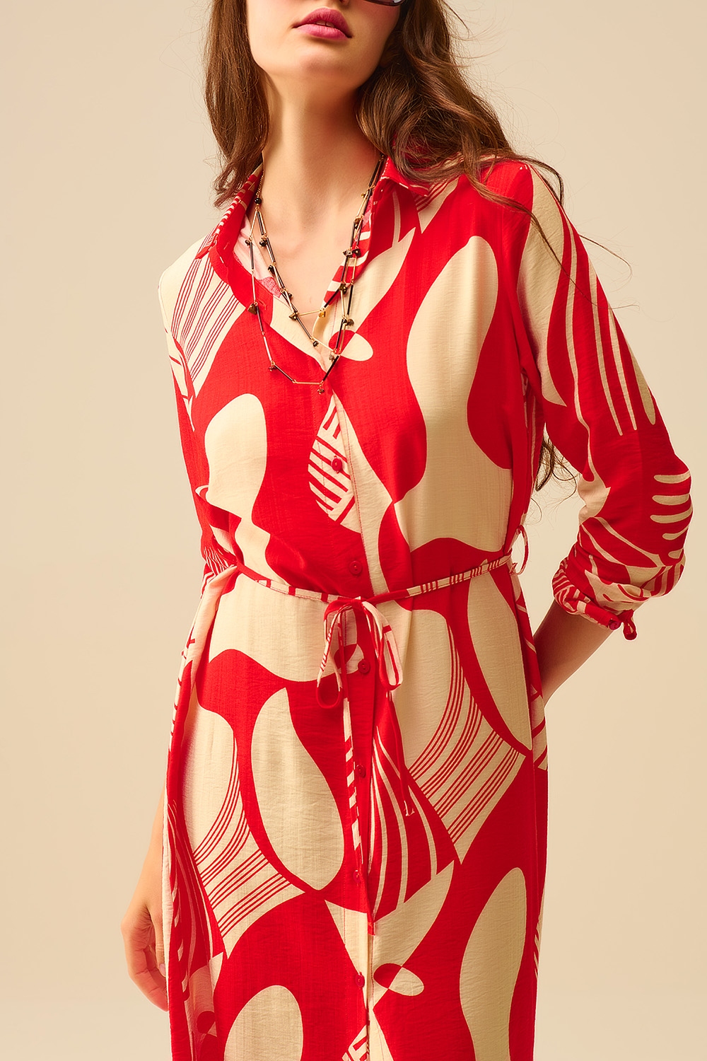 vestido abotonado con estampado abstracto en rojo