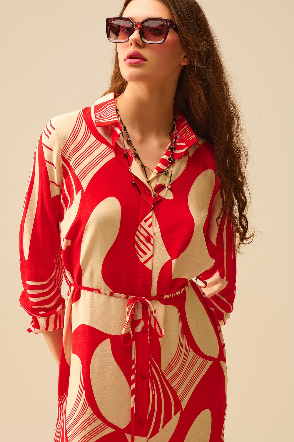 vestido abotonado con estampado abstracto en rojo