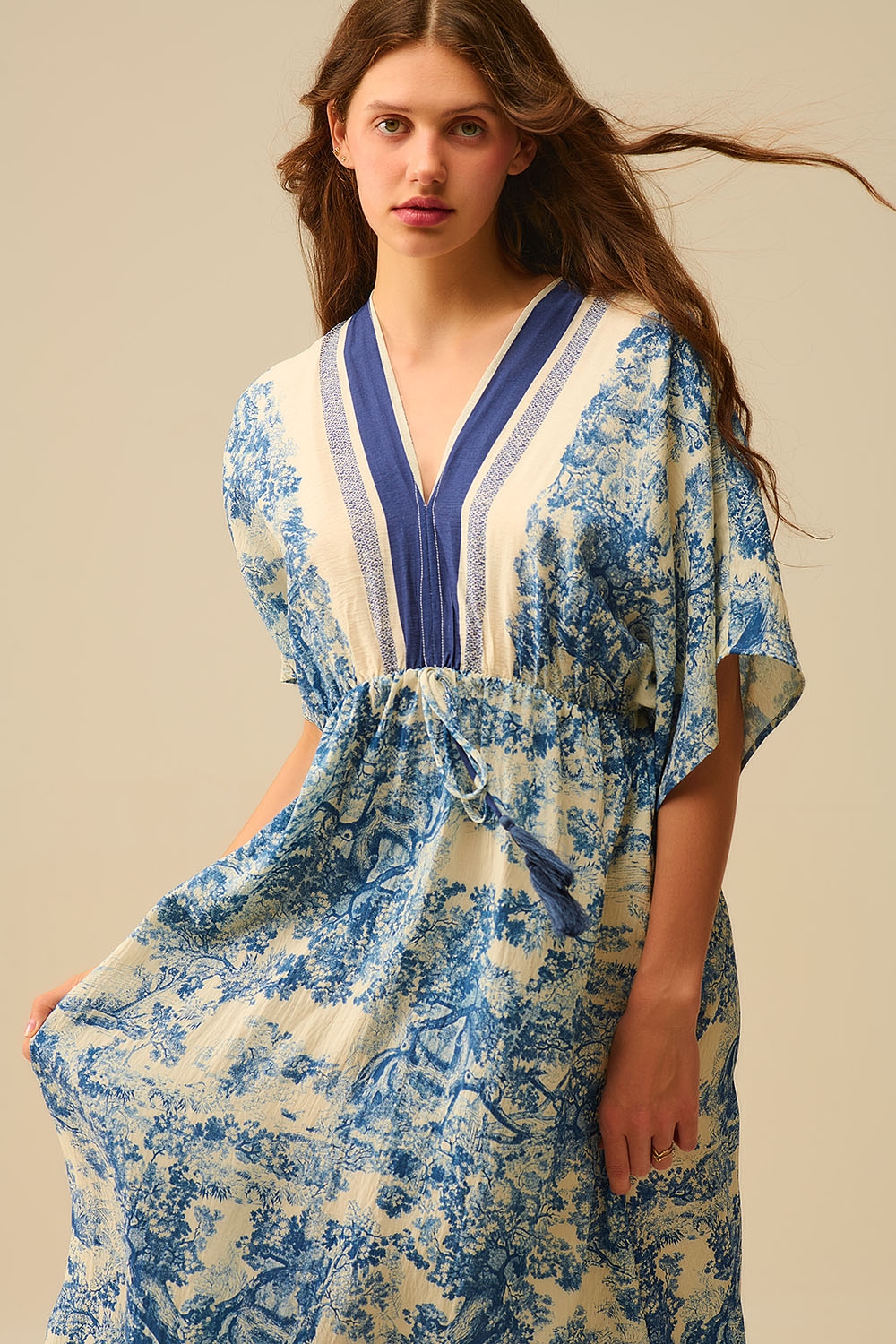 Vestido fluido con cuello en V y estampado Toile de Jouy