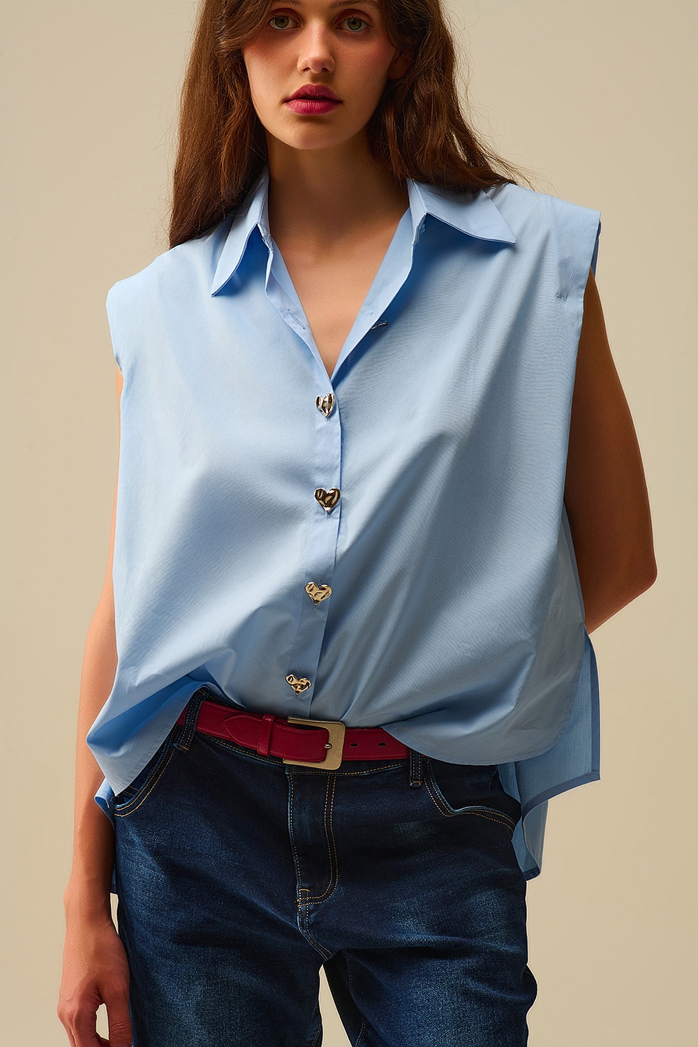Blusa azul sin mangas con botones en forma de corazón Blusa azul sin mangas con botones en forma de corazón
