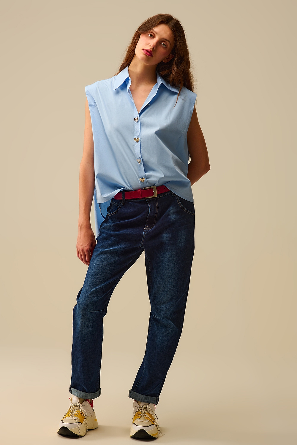 Blusa azul sin mangas con botones en forma de corazón Blusa azul sin mangas con botones en forma de corazón