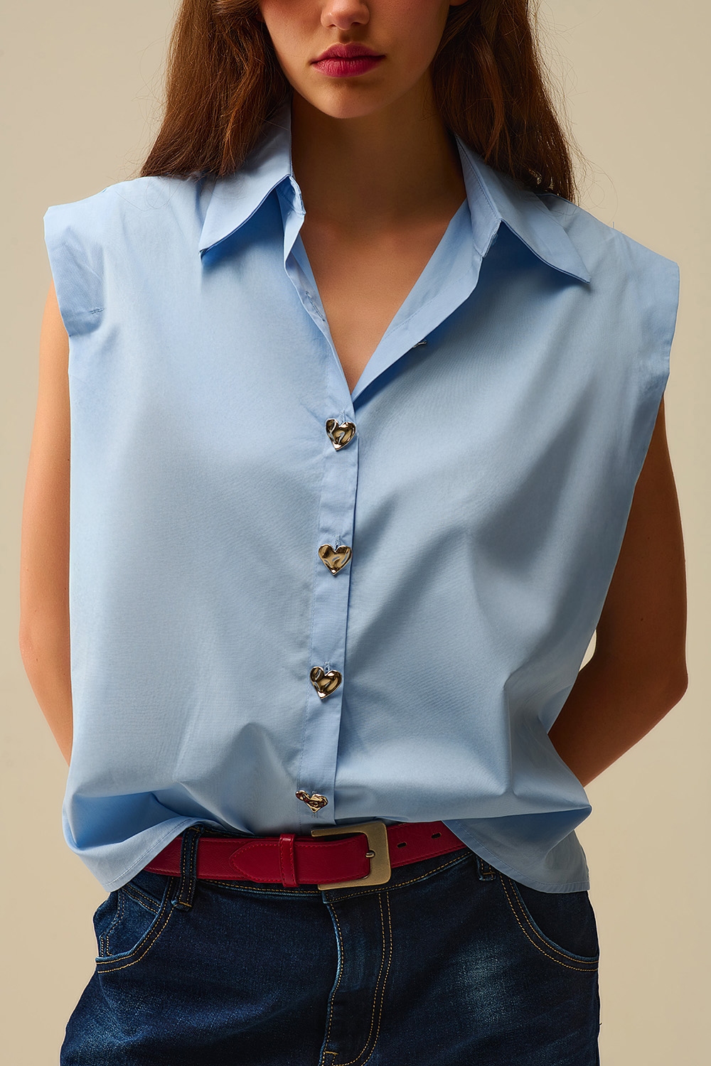 Blusa azul sin mangas con botones en forma de corazón Blusa azul sin mangas con botones en forma de corazón