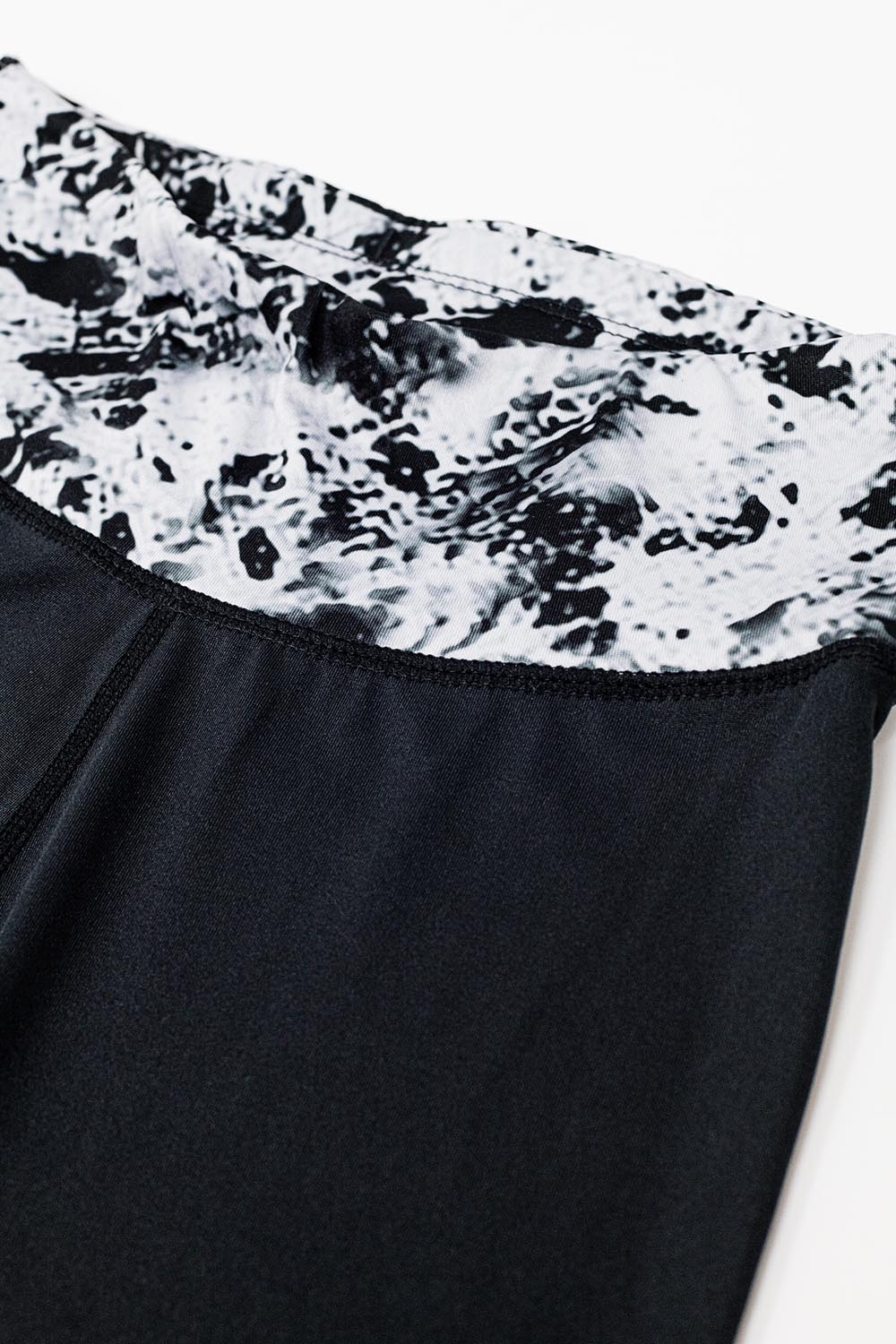 Leggings negros con cintura y dobladillos con estampado de m&aacute;rmol