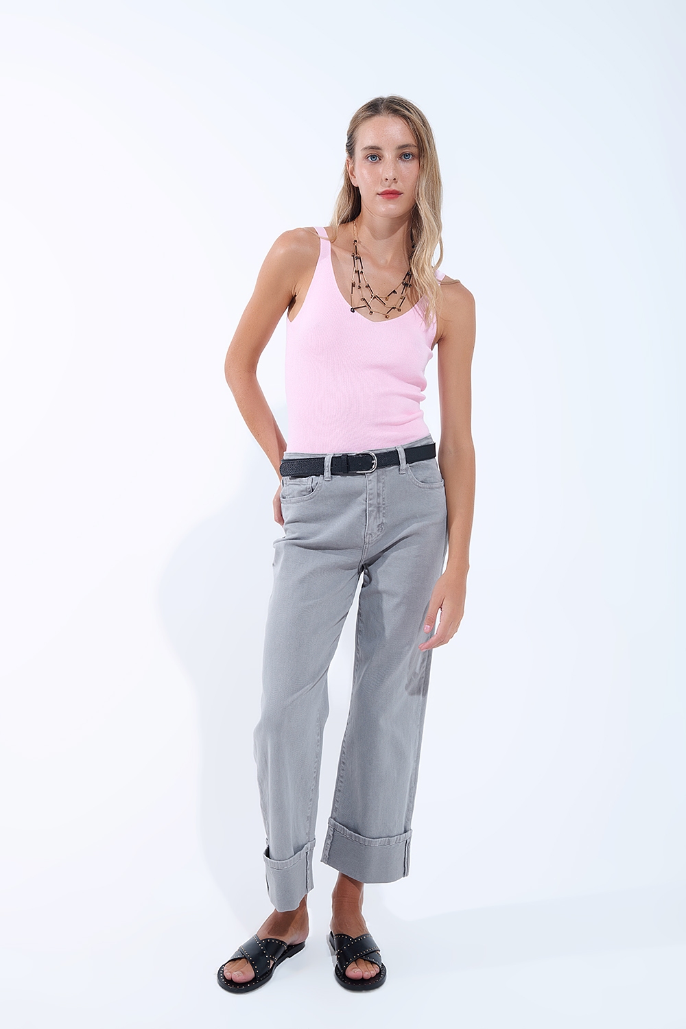 Pantalón recto con bajo recortado en gris Pantalón recto con bajo recortado en gris