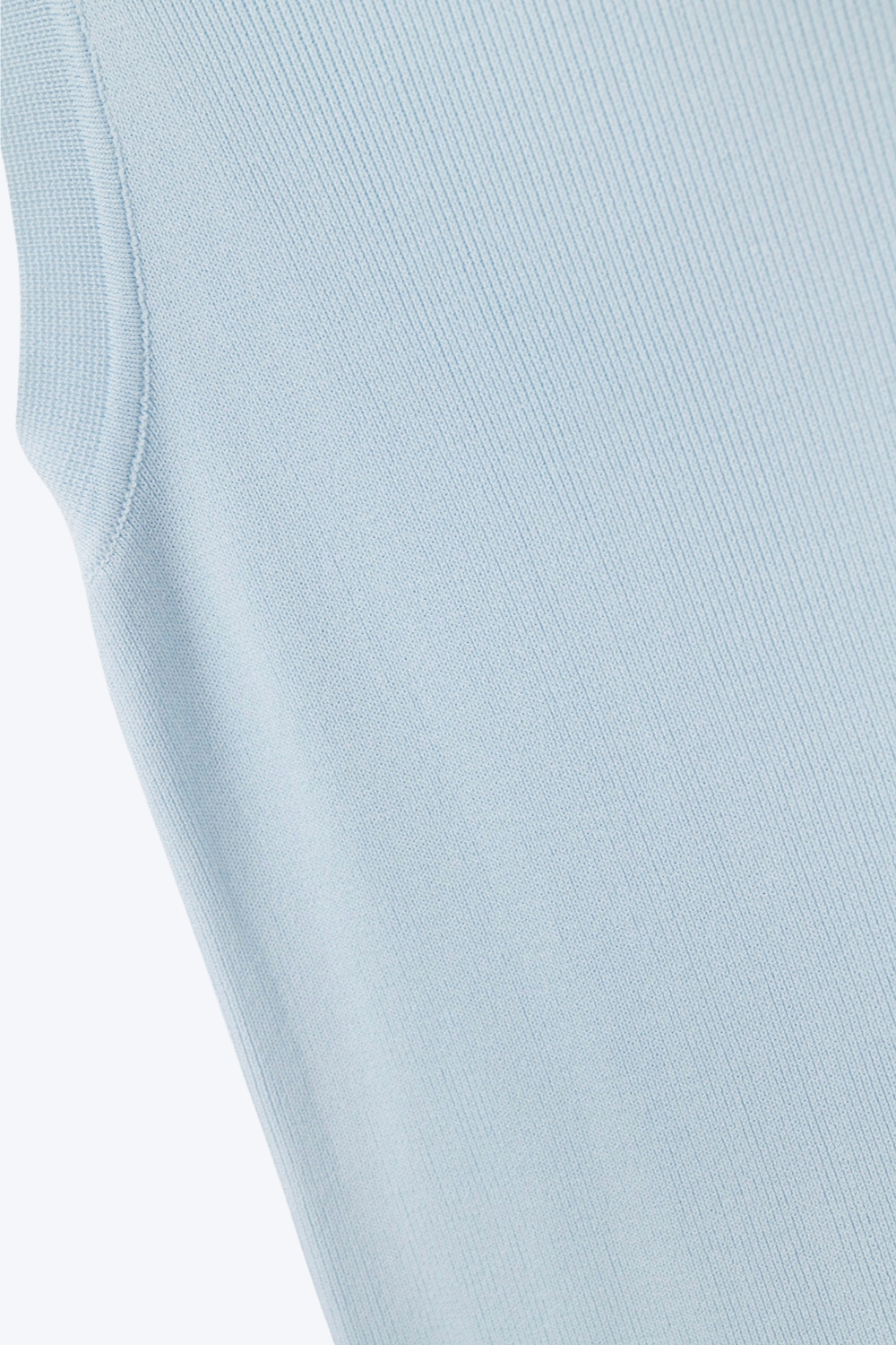 Top de canalé con cuello barco en azul bebé Top de canalé con cuello barco en azul bebé