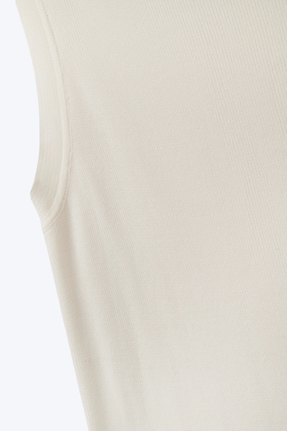 Top de canalé con cuello barco en blanco Top de canalé con cuello barco en blanco
