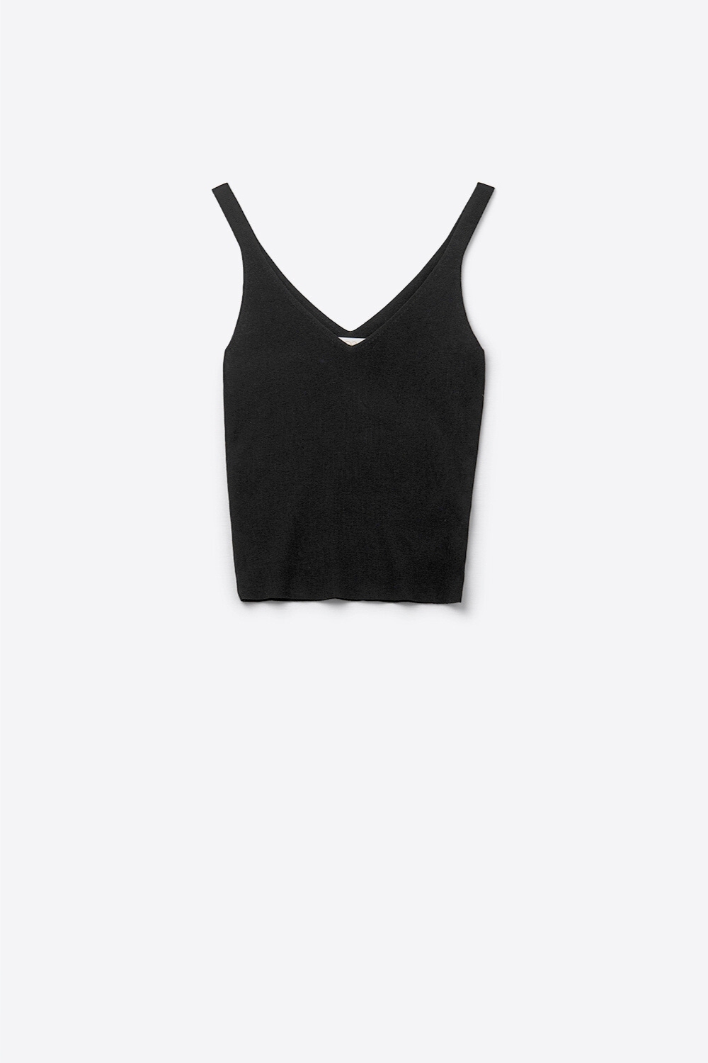 Top negro de punto acanalado con cuello de pico y tirantes finos