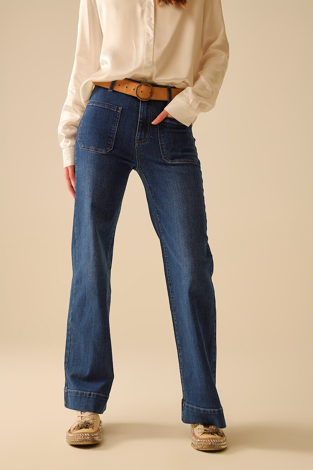 Jeans de lavado oscuro con pierna ancha y bolsillos Jeans de lavado oscuro con pierna ancha y bolsillos