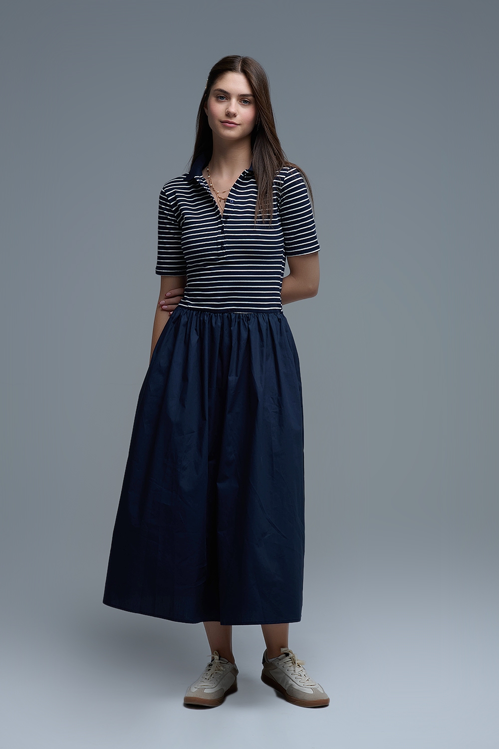 Vestido con top de rayas de polo y falda midi de popel&iacute;n en azul marino