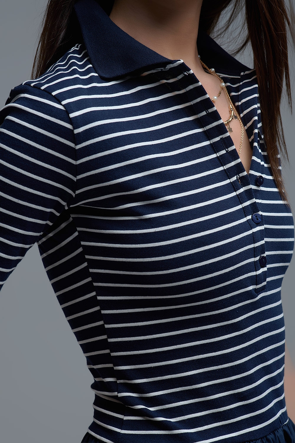 Vestido con top de rayas de polo y falda midi de popel&iacute;n en azul marino