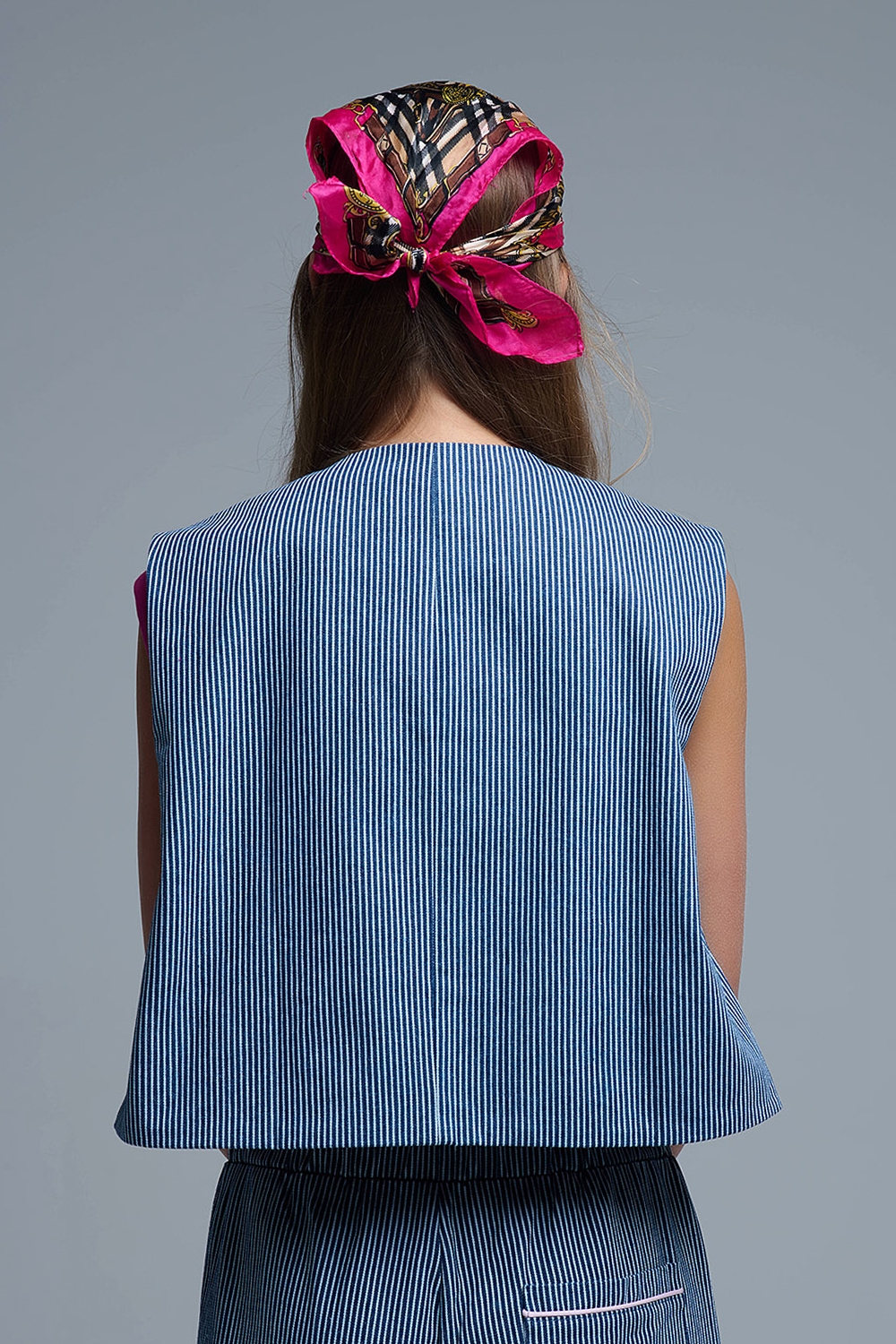 Chaleco de rayas azules y blancas con cuello redondo Chaleco de rayas azules y blancas con cuello redondo