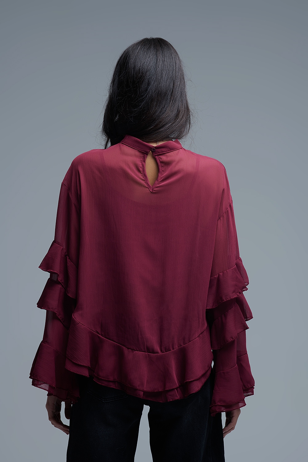 Blusa de gasa con volantes estilo capa en color burdeos