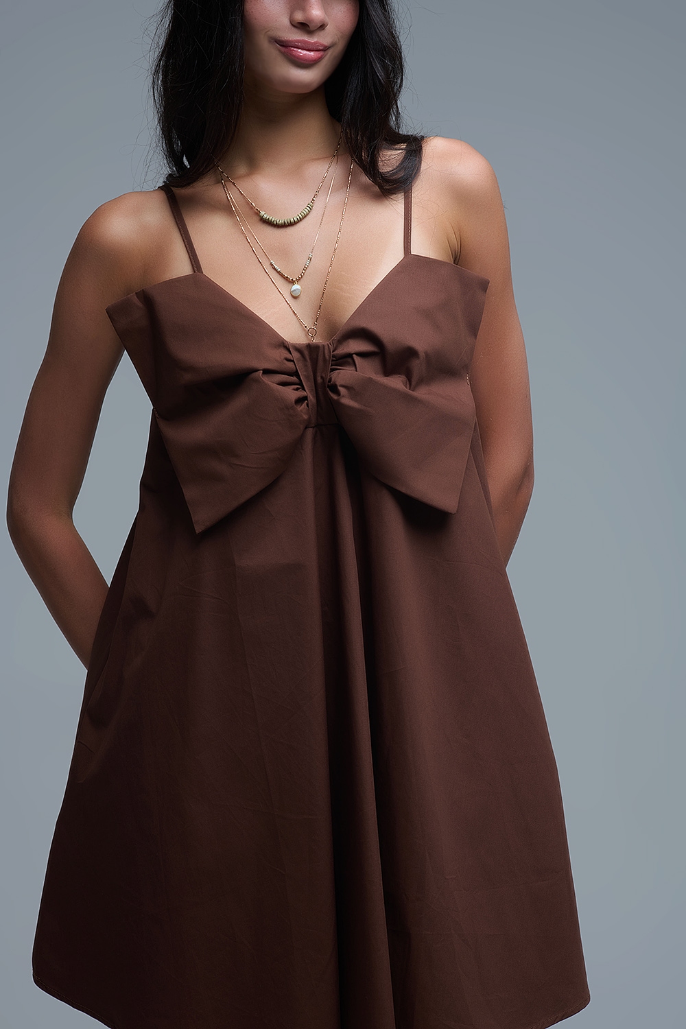 Minivestido de popelina marrón con detalle de gran lazo Minivestido de popelina marrón con detalle de gran lazo