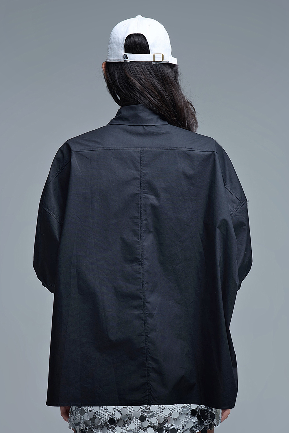 Camisa relajada de popelina de manga 3/4 con detalle de botones en negro