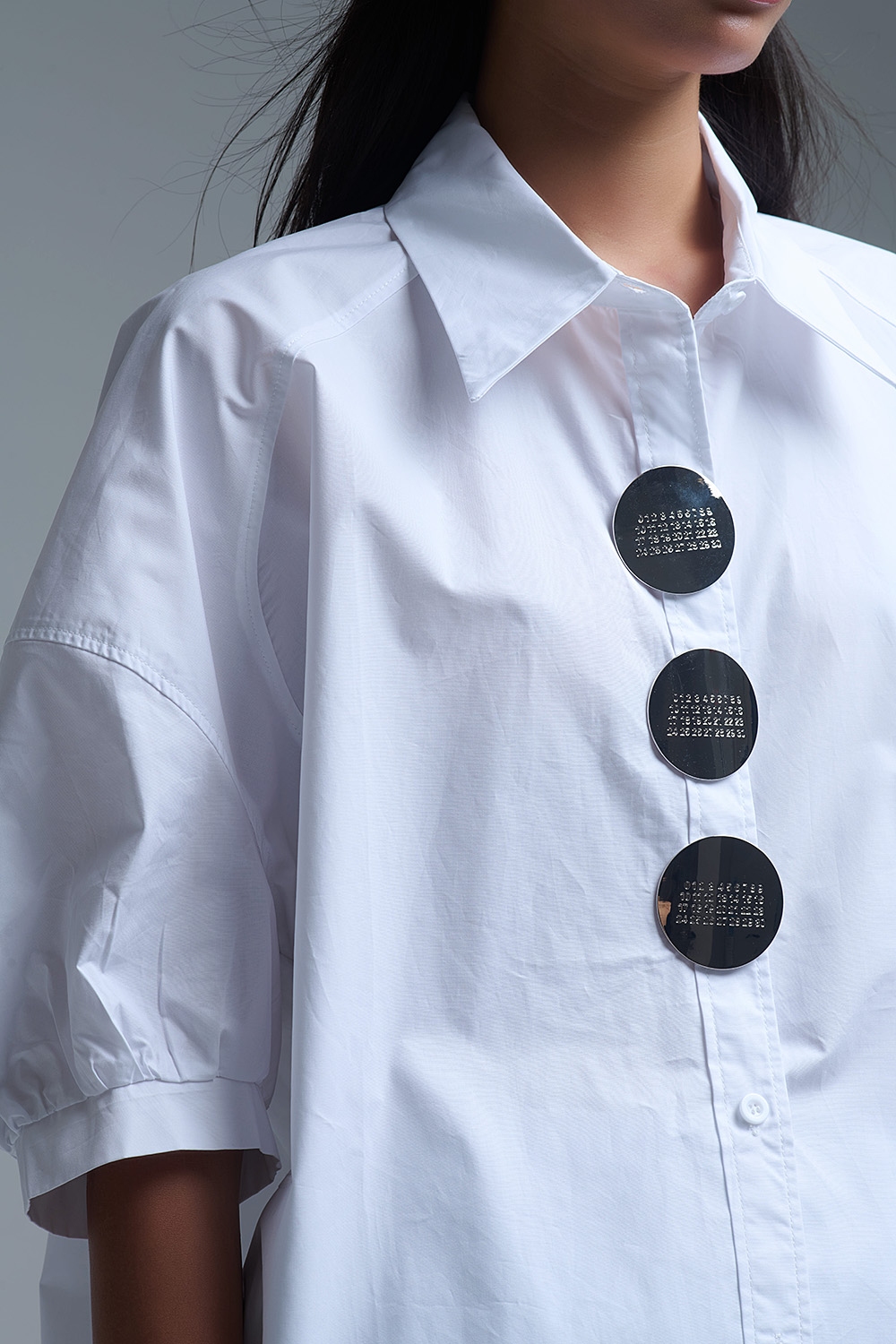 Camisa relajada de popelina de manga 3/4 con detalle de botones en blanco