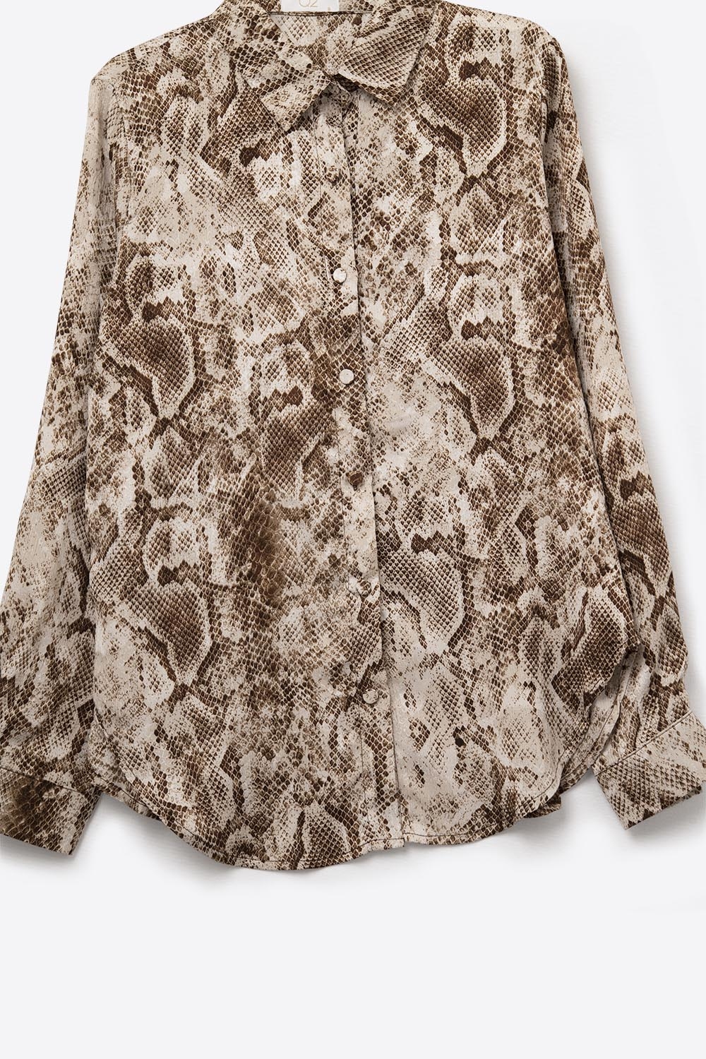 Camisa relajada con estampado de serpiente en marr&oacute;n