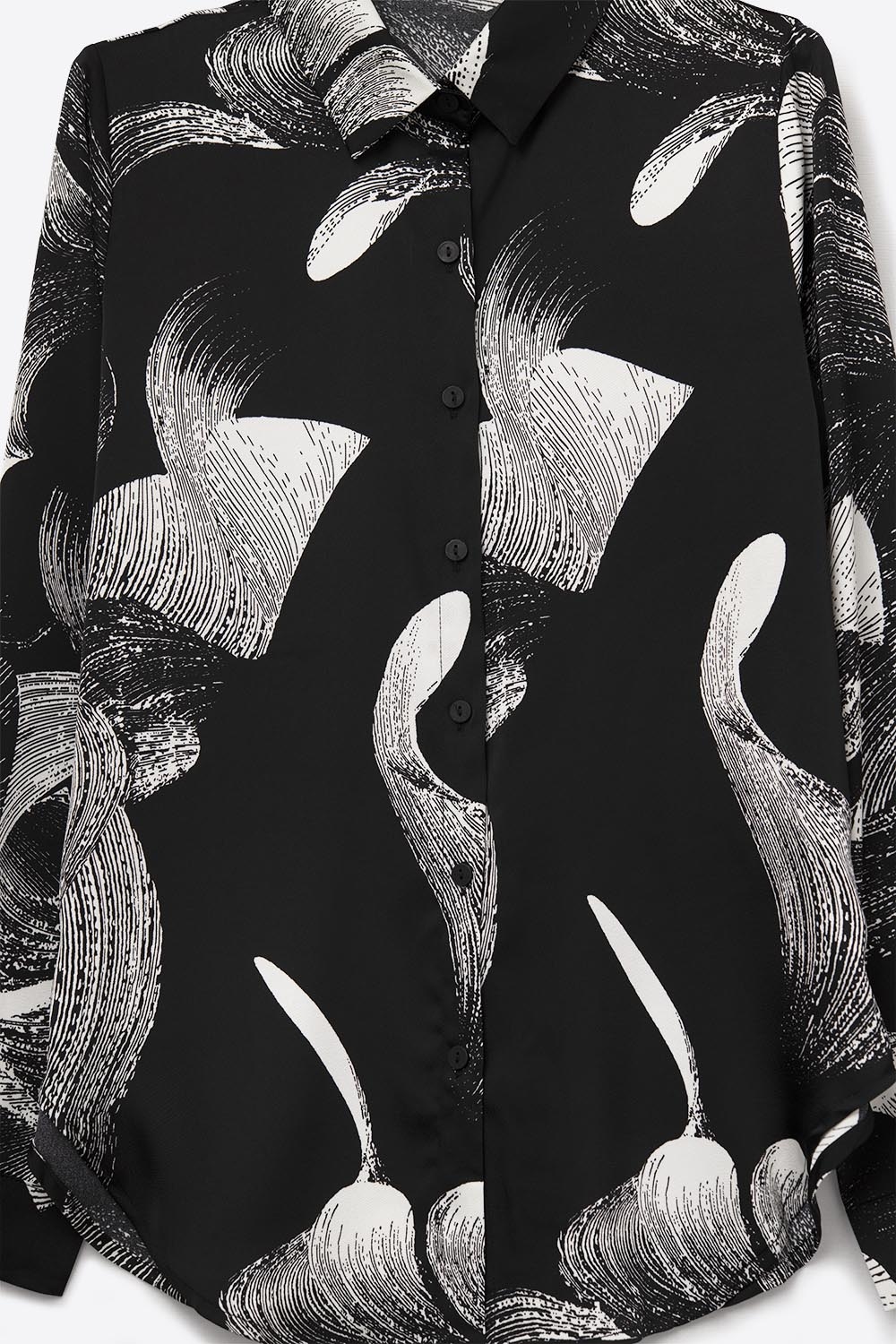 Blusa negra de satén con estampado abstracto Blusa negra de satén con estampado abstracto