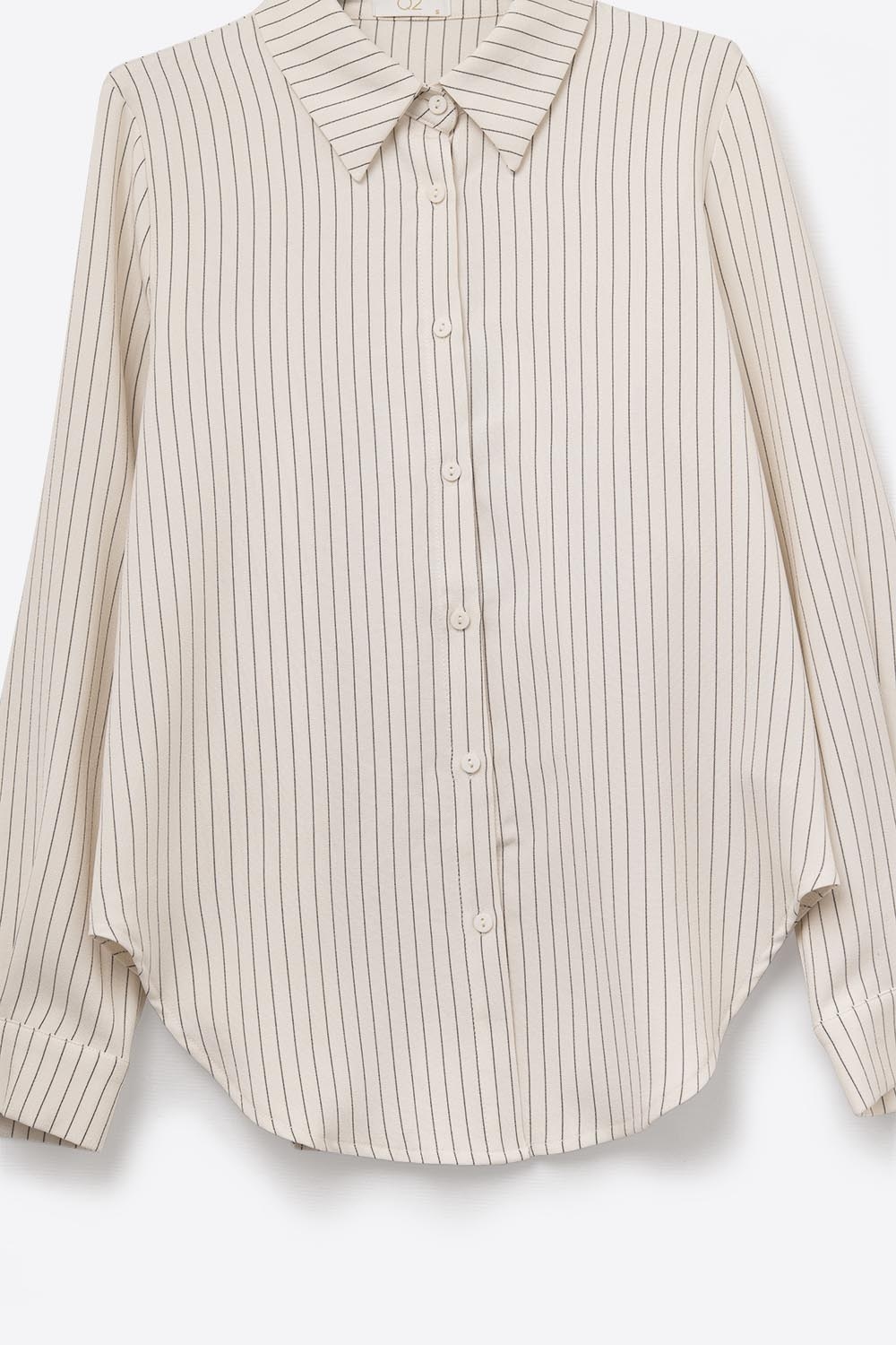 Sofisticada camisa a rayas crema de cuello alto Sofisticada camisa a rayas crema de cuello alto