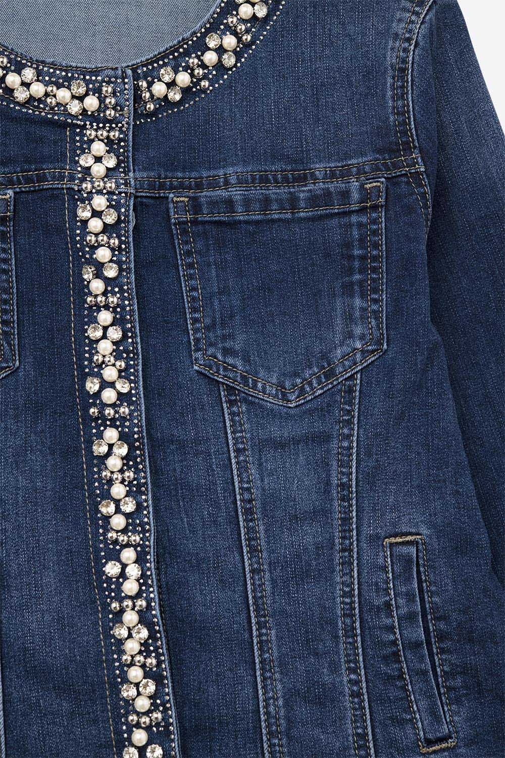 Chaqueta vaquera azul con adornos en denim el&aacute;stico