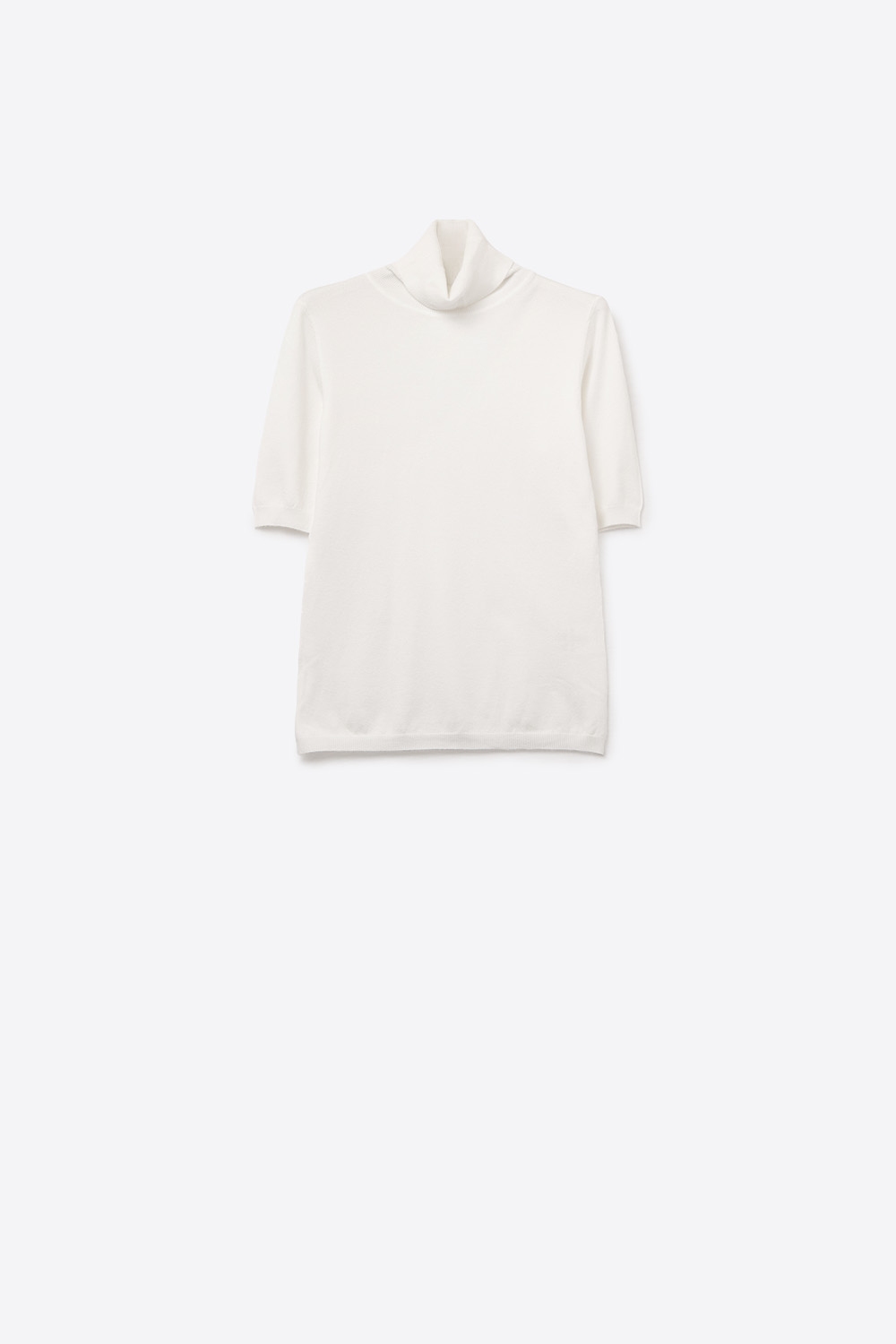 Jersey de punto fino en blanco con cuello alto y mangas al codo Jersey de punto fino en blanco con cuello alto y mangas al codo