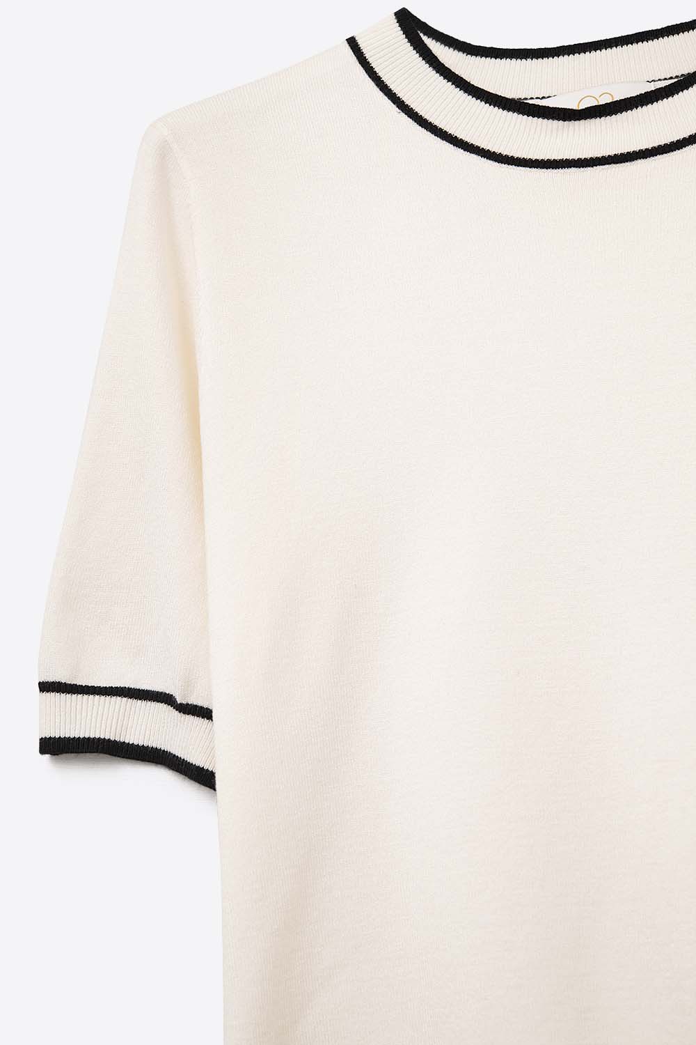 Jersey blanco de manga corta con detalle de l&iacute;neas negras