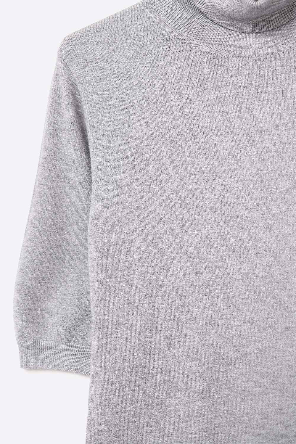Jersey de punto fino en gris con cuello alto y mangas al codo Jersey de punto fino en gris con cuello alto y mangas al codo