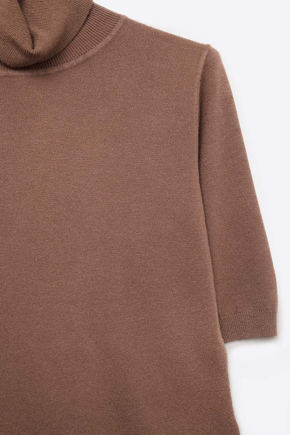 Jersey de punto fino en marrón con cuello alto y mangas al codo Jersey de punto fino en marrón con cuello alto y mangas al codo