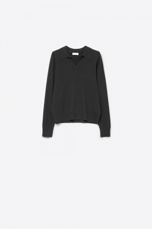 Cuello de polo tejido negro con escote en V sin tapeta de botones