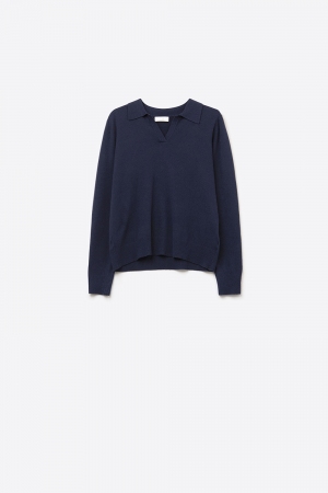 Cuello de polo tejido en azul marino con escote en V sin tapeta de botones