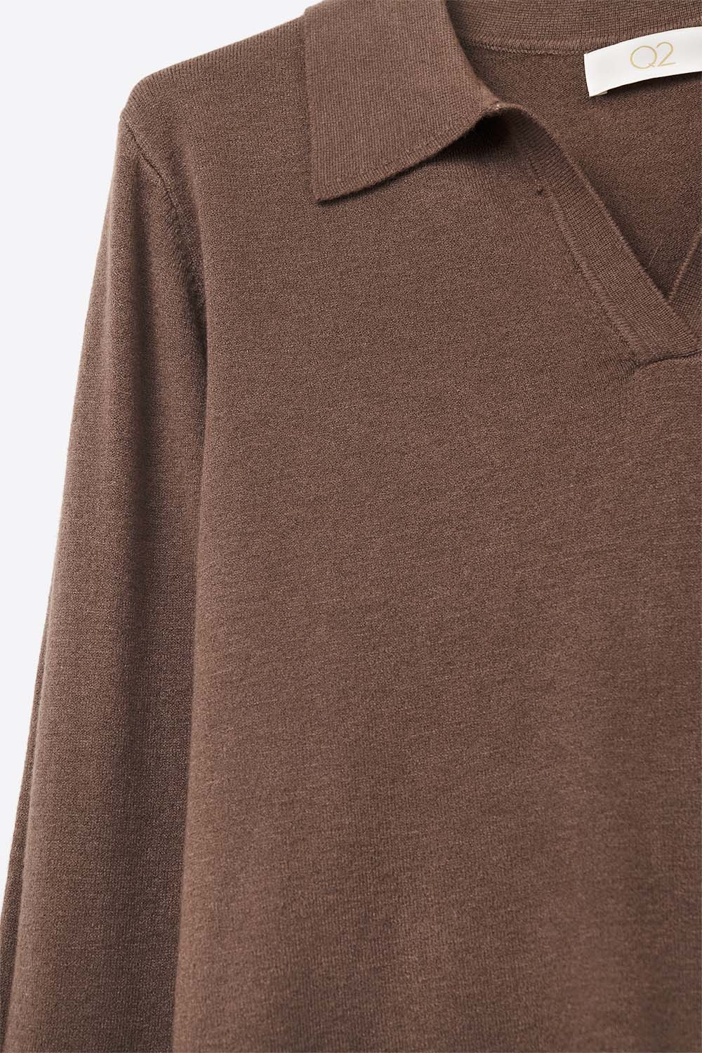 Cuello polo tejido con escote en V sin tapeta de botones en marr&oacute;n