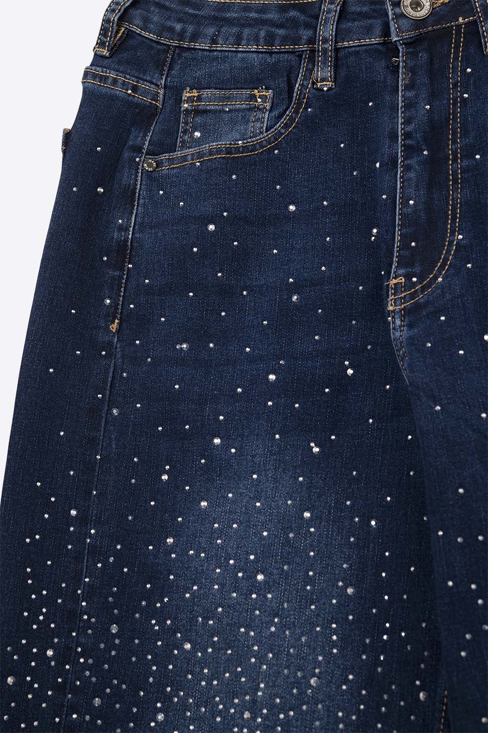 Vaqueros de pata ancha con detalle de strass en la parte delantera