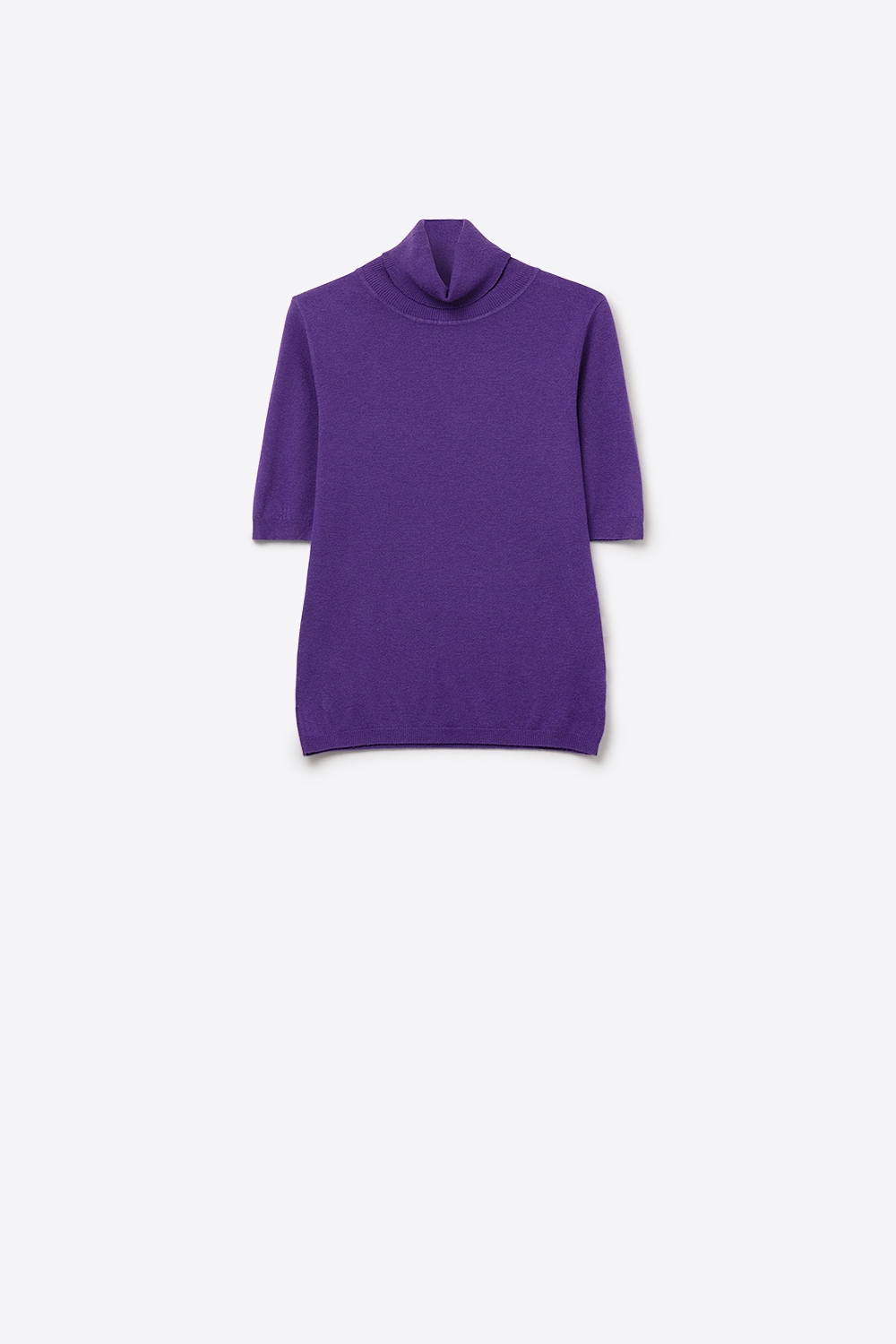 Jersey de punto fino en color morado con cuello alto y mangas al codo Jersey de punto fino en color morado con cuello alto y mangas al codo