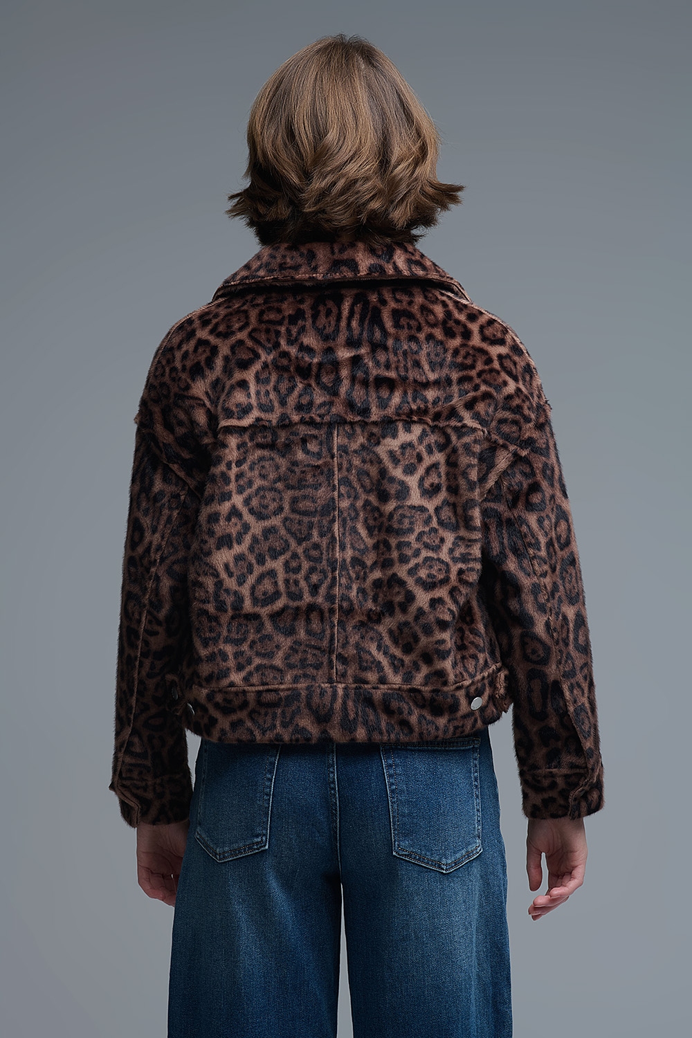 Chaqueta abotonada de felpa sint&eacute;tica con atrevido estampado de leopardo