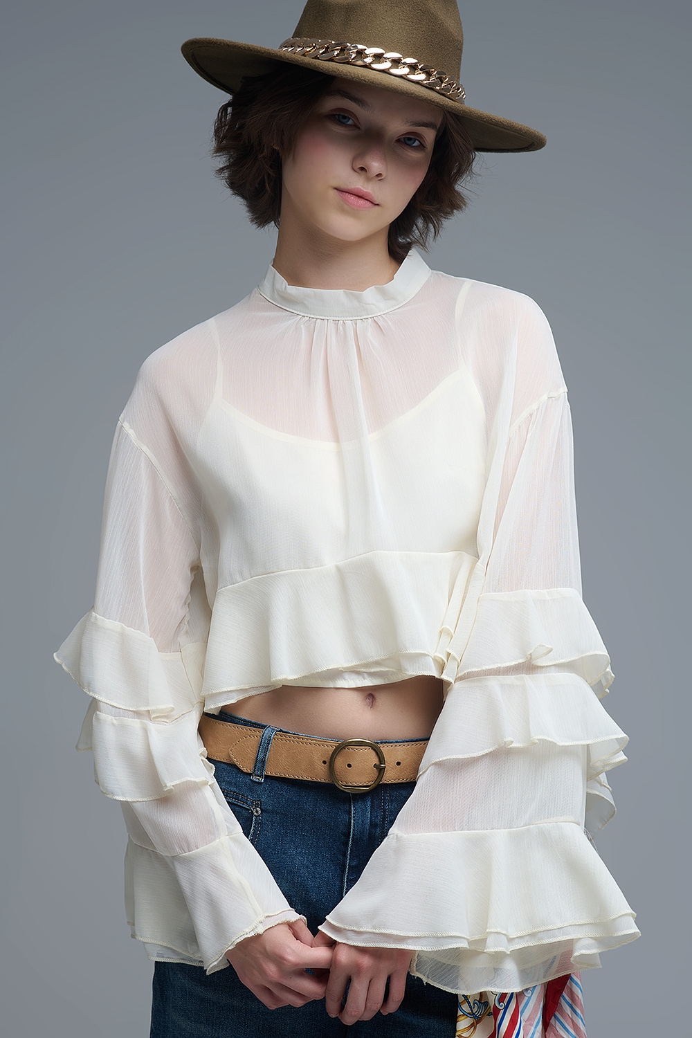 Blusa de gasa con volantes estilo capa color beige
