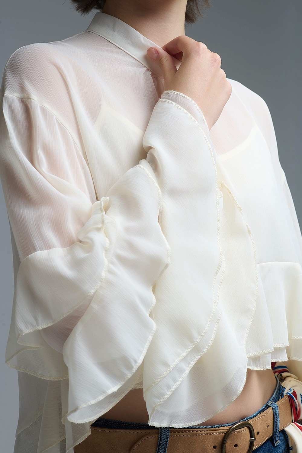 Blusa de gasa con volantes estilo capa color beige