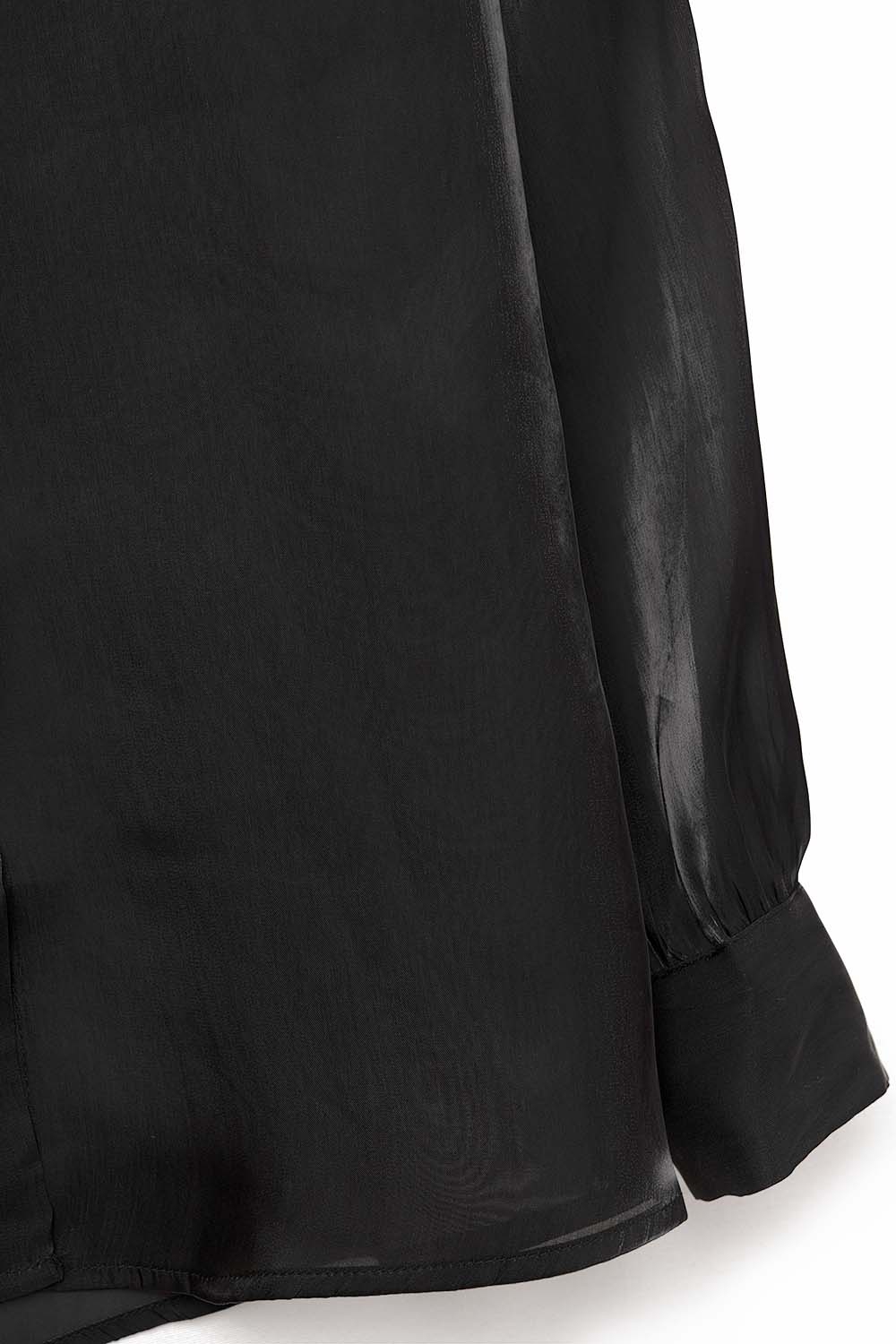Elegante camisa negra de seda satinada
