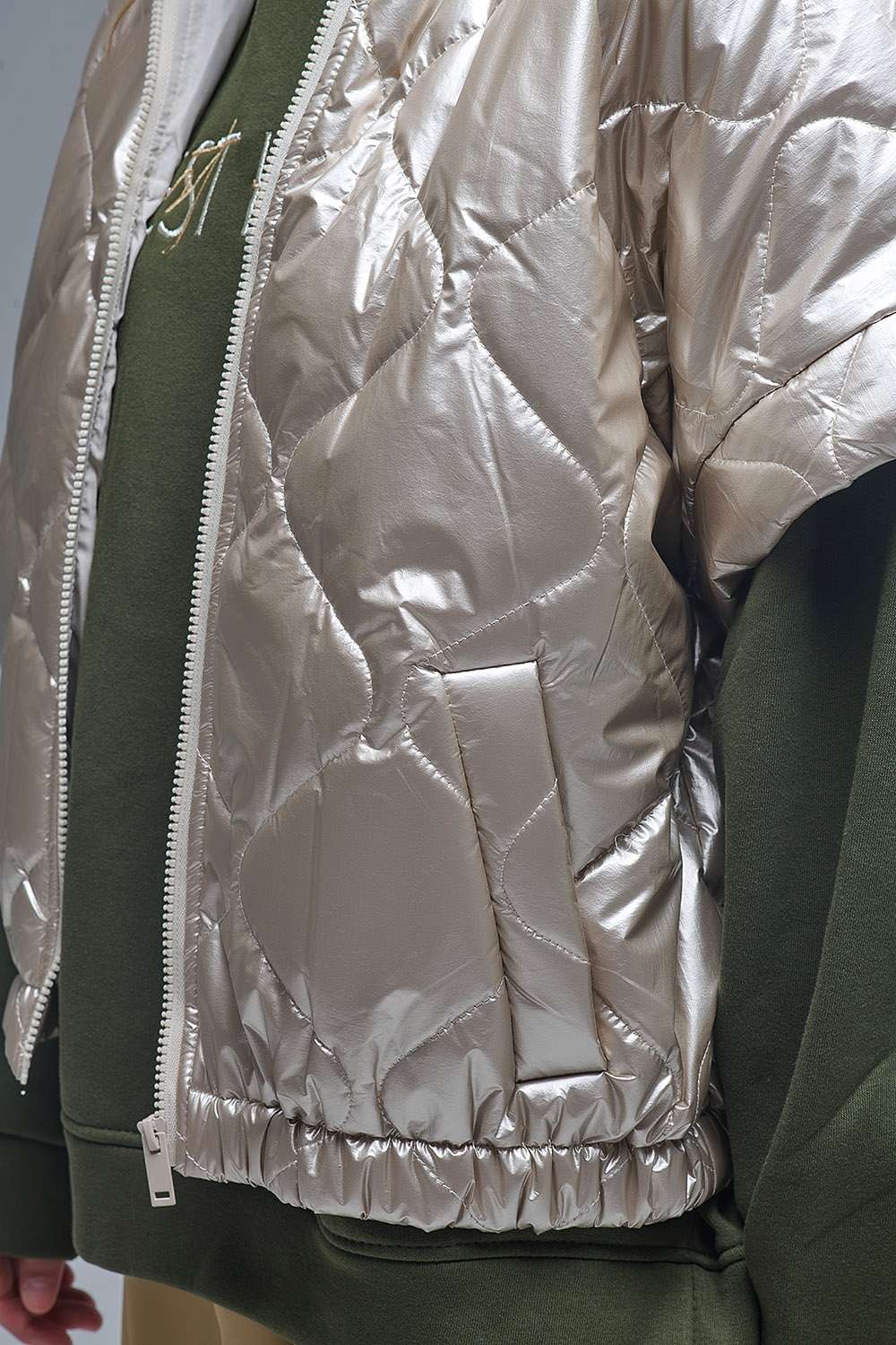 Chaqueta de plum&oacute;n acolchada en dorado con manga caida