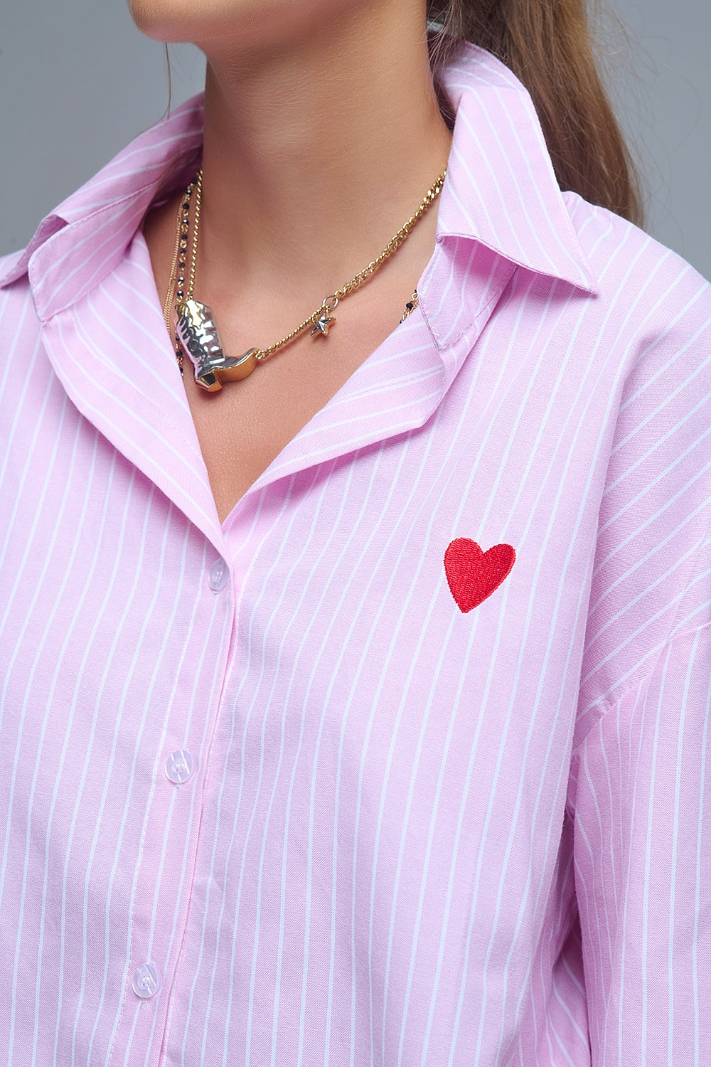 Camisa de rayas rosa con bordado de corazón rojo Camisa de rayas rosa con bordado de corazón rojo