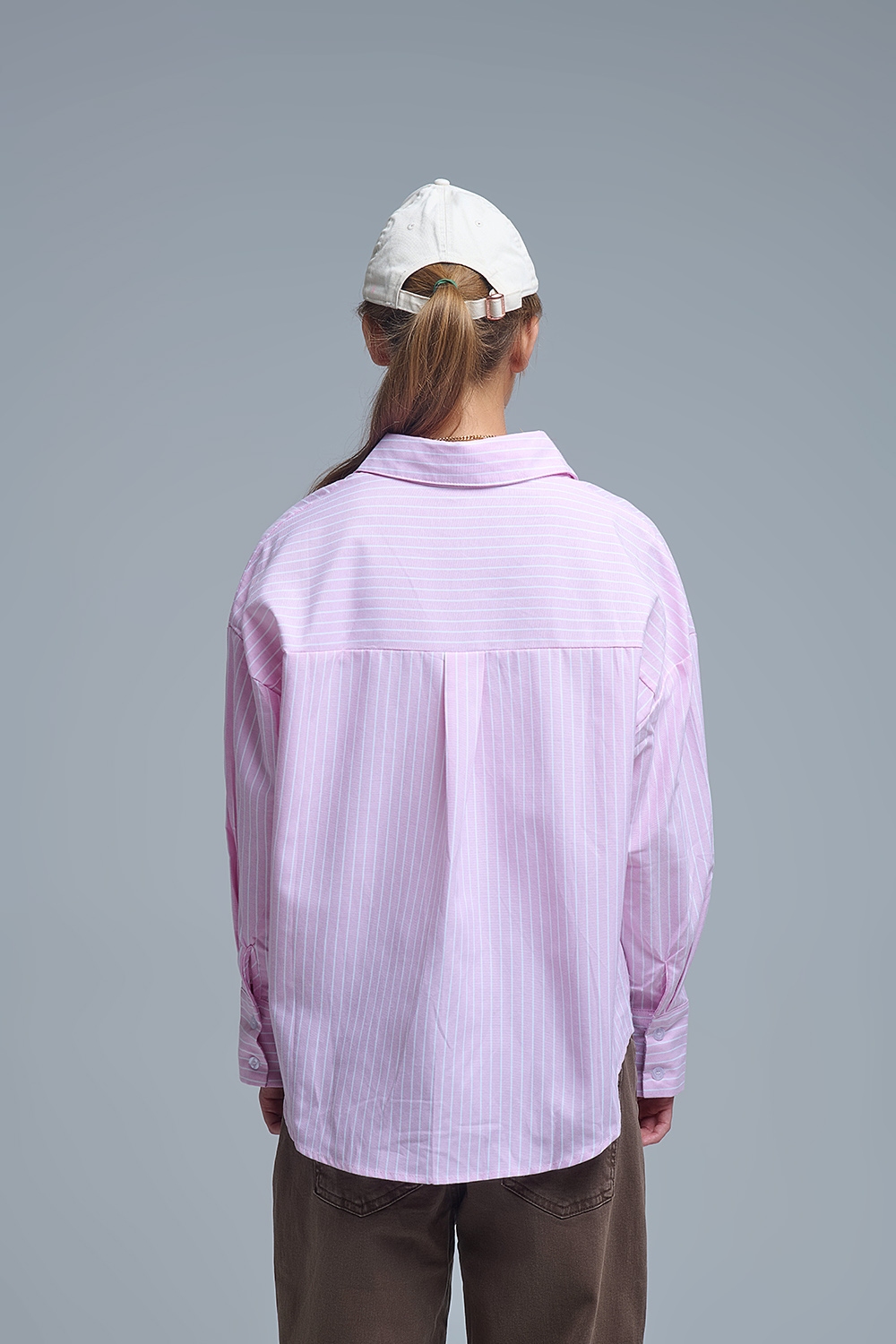 Camisa de rayas rosa con bordado de corazón rojo Camisa de rayas rosa con bordado de corazón rojo