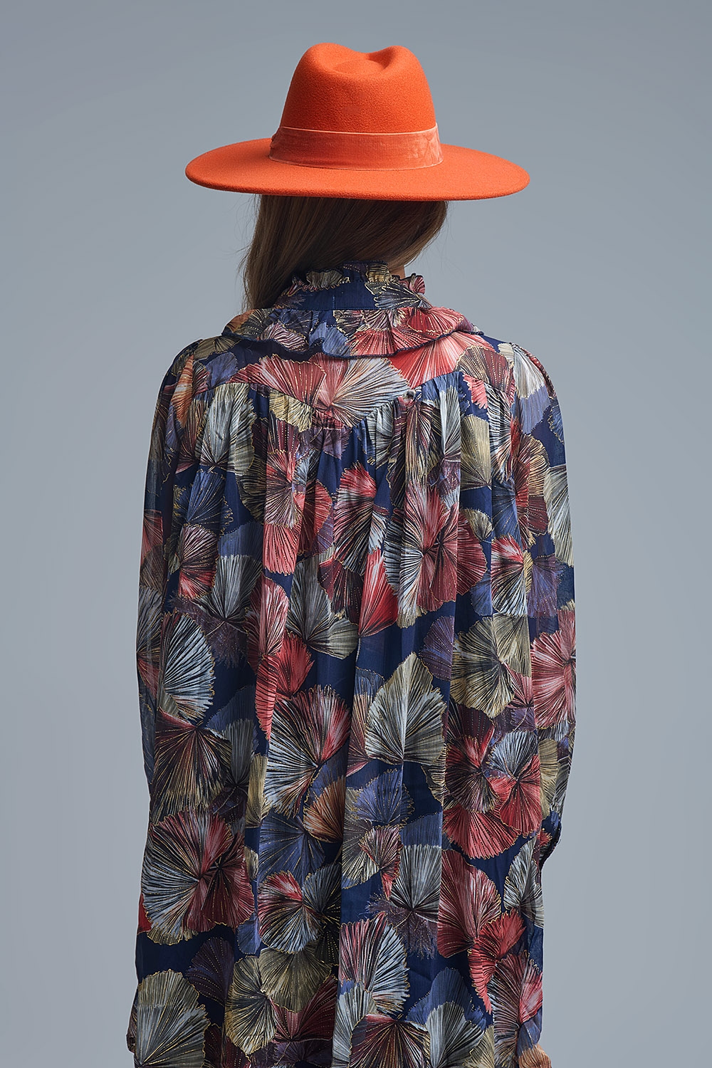 Elegante vestido floral con cuello de corbata y l&iacute;nea A