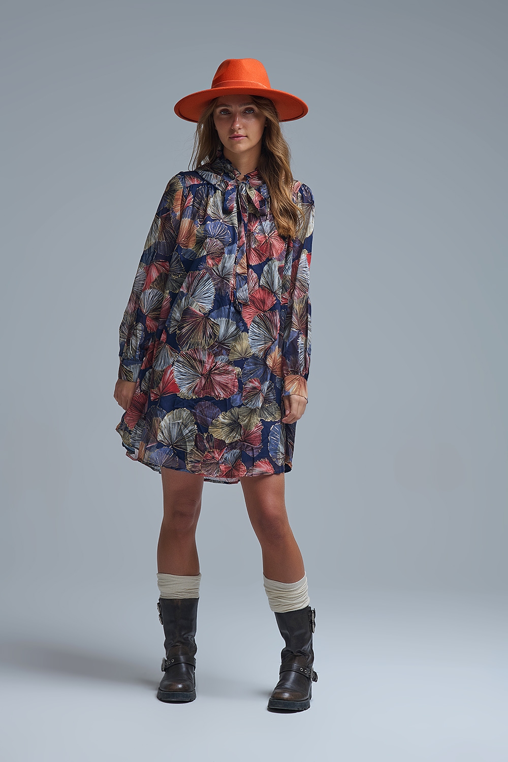 Elegante vestido floral con cuello de corbata y l&iacute;nea A