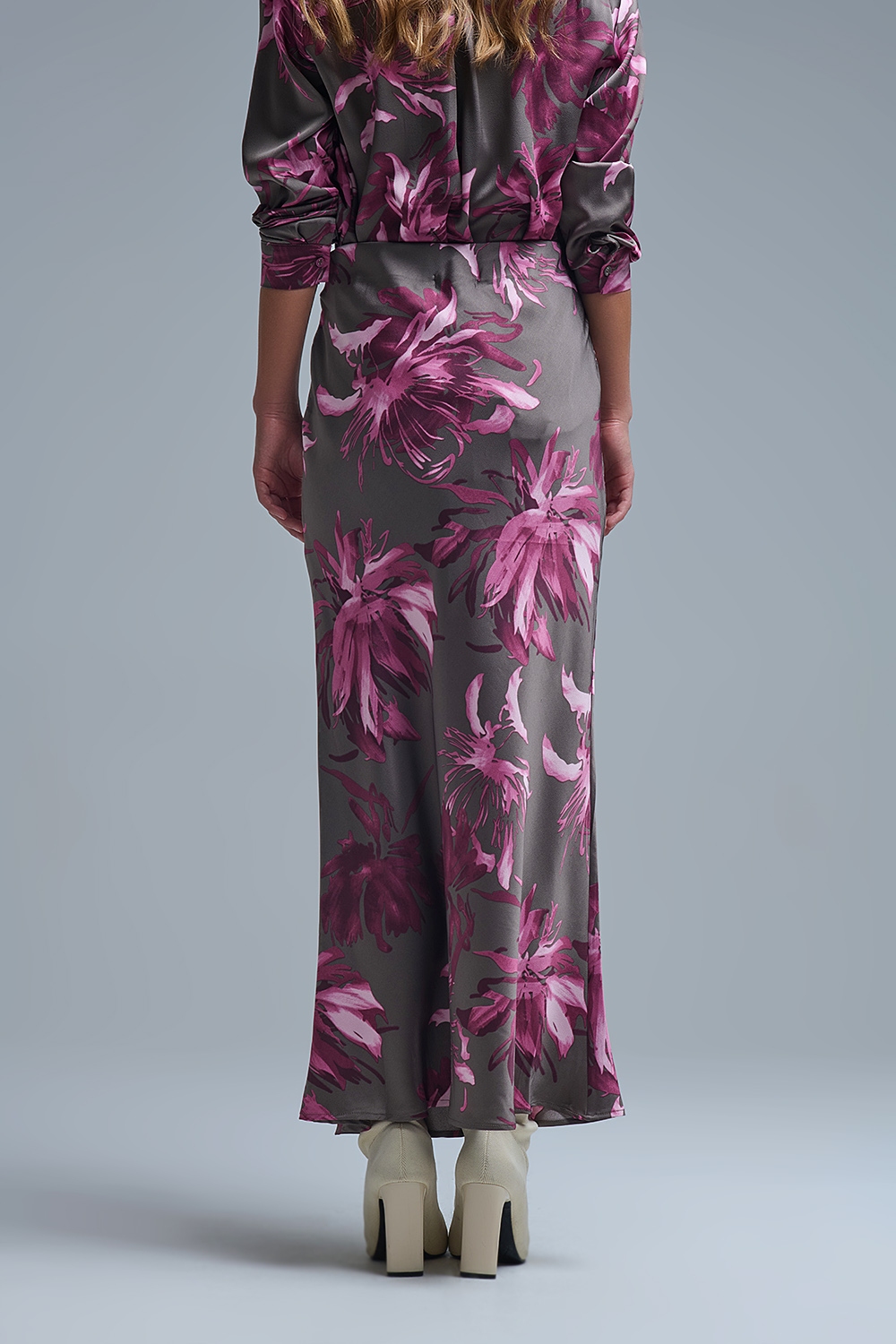 Elegante falda midi floral de satén gris Elegante falda midi floral de satén gris