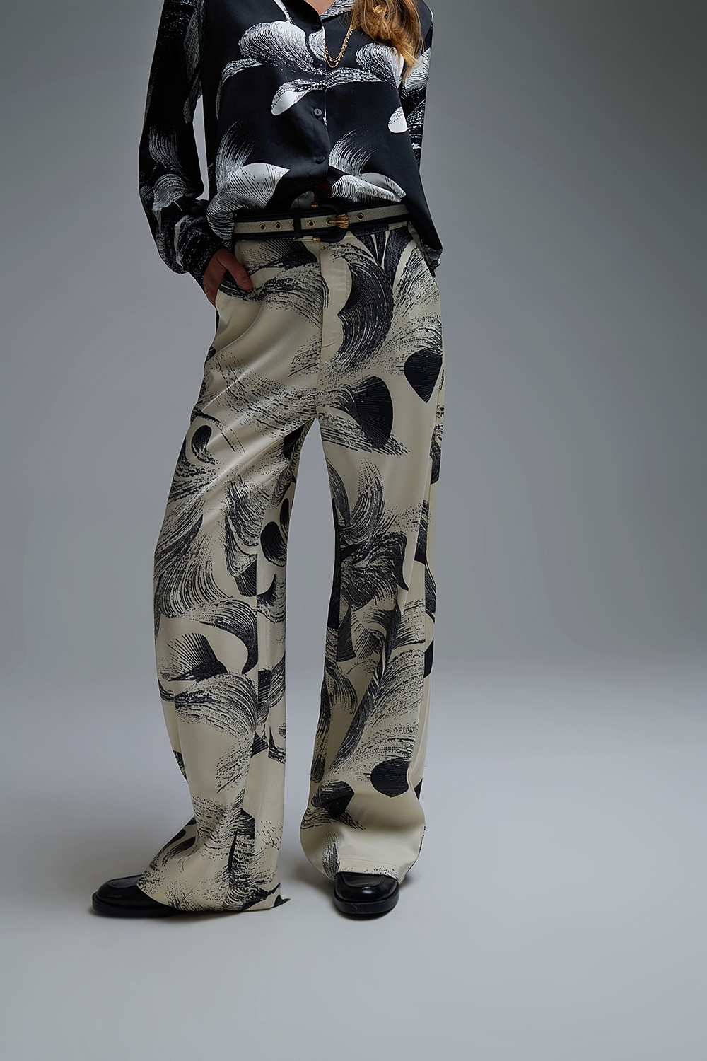 Elegante pantal&oacute;n ancho estampado en color crema