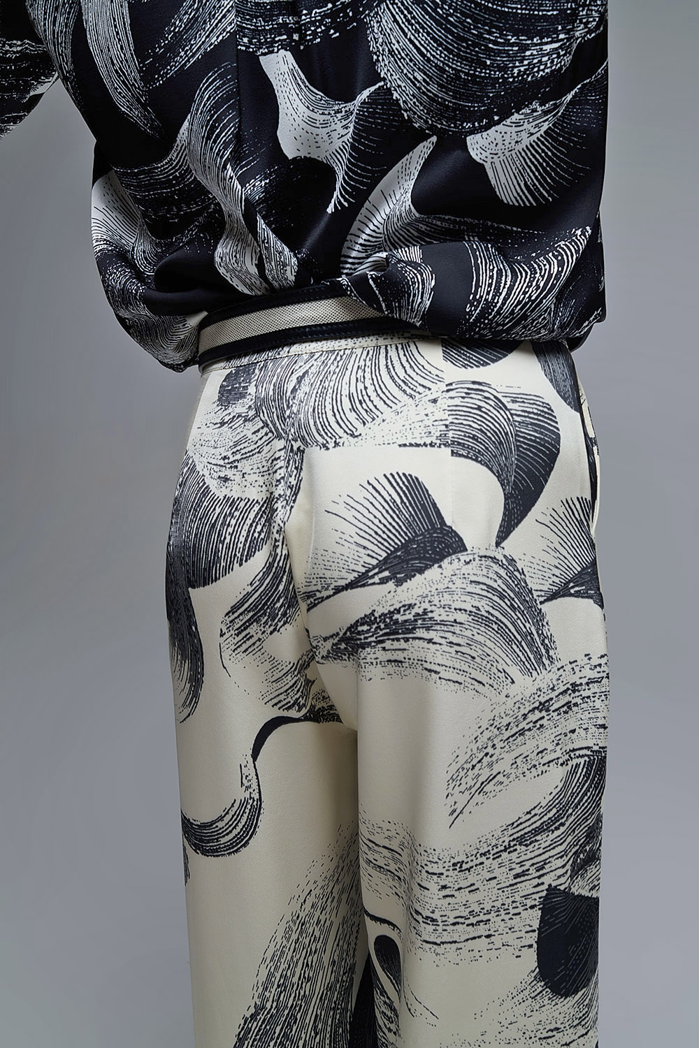 Elegante pantal&oacute;n ancho estampado en color crema