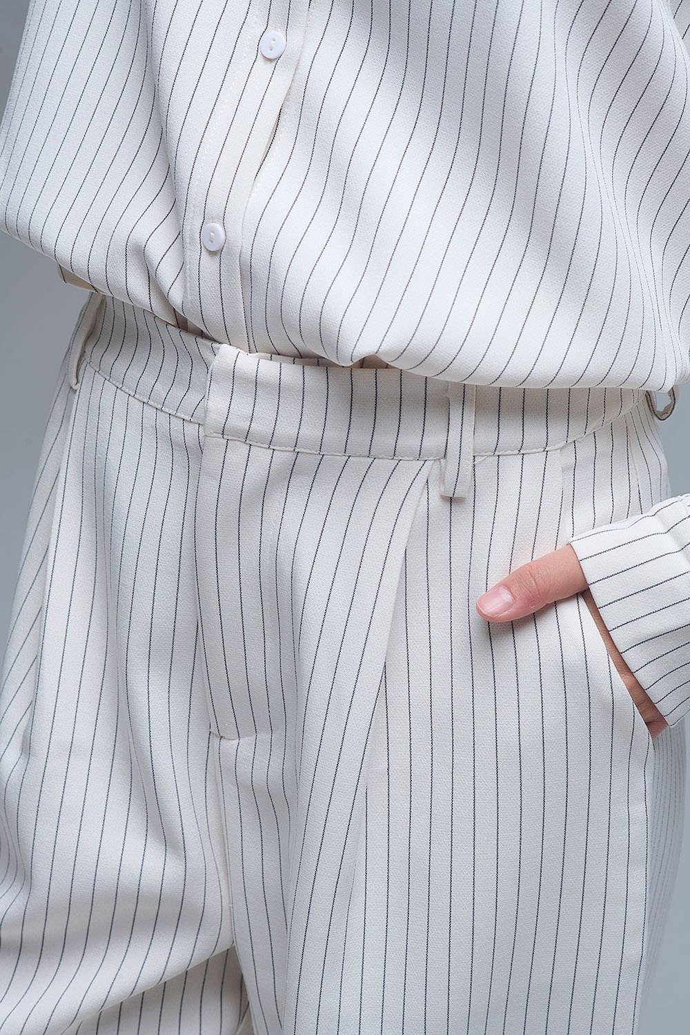 Elegante pantalón de pernera ancha a rayas en color crema con corte forrado Elegante pantalón de pernera ancha a rayas en color crema con corte forrado